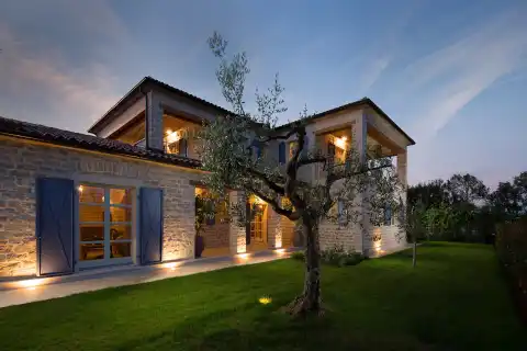 Istria, Poreč - Attractive stone villa with a tennis court and a swimming pool