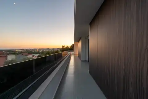 Split, Strožanac - Moderna vila s pogledom na more, bazenom i pomoćnim objektom 50 m2