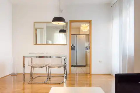 Zagreb, Maksimir - Dvosoban stan u urbanoj vili s parkingom