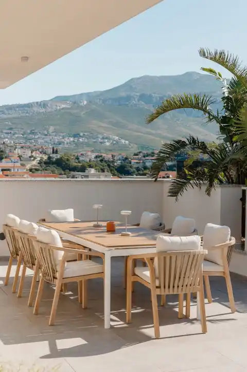 Split, Sirobuja - Trosobni penthouse sa bazenom