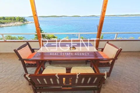 Hvar - Vila prvý rad pri mori