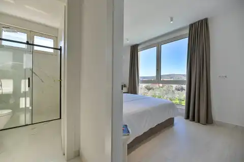 Seget Vranjica – moderna duplex vila s dva bazena i pogledom na more