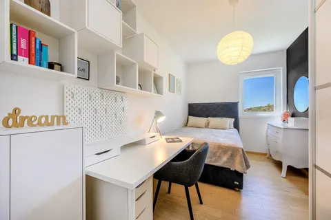 Split, Žnjan - luksuzan trosobni stan s pogledom na more