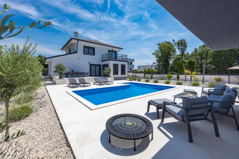 Istra, Krnica – Kuća s bazenom na parceli 780 m2