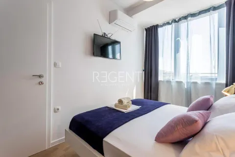 Split, Žnjan - Luxusní dvoupokojový penthouse 70 m2 s terasou