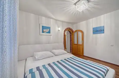 Rogoznica, Ražanj - Kamena villa s bazenom i pogledom na more