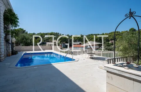 Šolta, Rogač - Villa mediterranea in prima fila sul mare 264 m2 vendita esclusiva