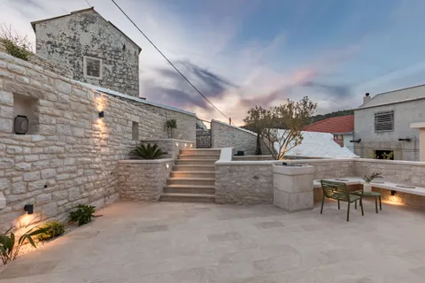Brač, Pučišća - Nádherná kamenná vila 120 m2