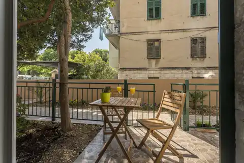 Split, Bačvice - Stan s 3 apartmanske jedinice i prostranim vrtom