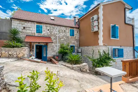 Split - Autentična vila među maslinicima s pogledom na more i bazenom