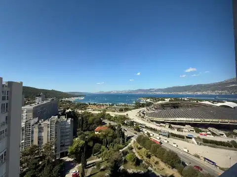 Split, Spinut - Trosoban stan s pogledom na grad i more