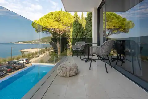 Омиш, Брзет - Двухкомнатная квартира с балконом и террасой в первом ряду у моря