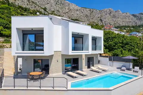 Vila 210 m², 4 spavaće sobe, bazen i pogled na more – Omiš