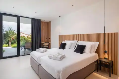 Brač - Moderna vila s bazenom, jacuzzijem i saunom