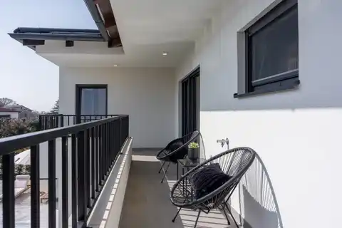 Istra, Svetvinčenat - Moderna vila s grijanim bazenom