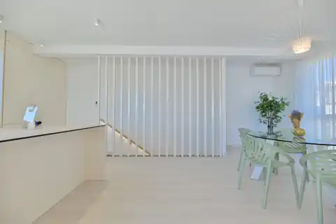 Seget Vranjica – moderna duplex vila s dva bazena i pogledom na more