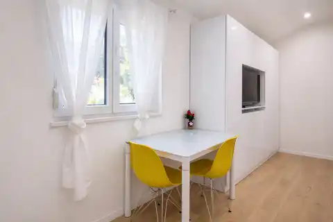 Split, Trstenik - Moderní studio k pronájmu