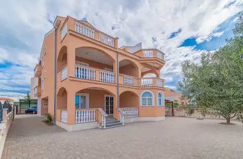 Zadar, Sukošan - Apartmanska kuća prvi red uz more
