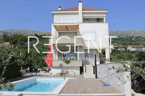 Spalato, Podstrana - Casa di 500 m2 con tre appartamenti, piscina + terreno edificabile di 708 m2