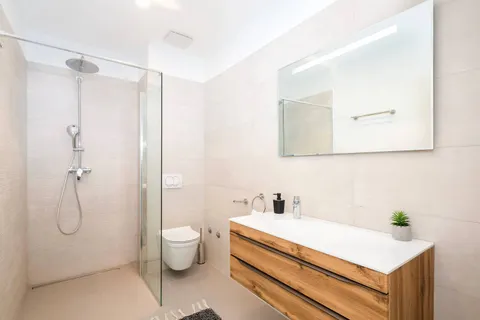 Ostrov Brač, Milna – Nově postavená luxusní vila o rozloze 370 m2 s velkým hydromasážním bazénem
