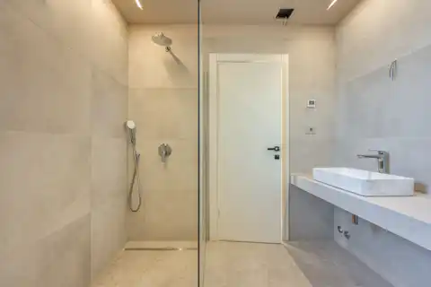 Poreč – Moderna vila s krovnom terasom