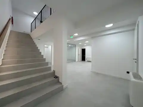 Zagabria, Trešnjevka - ampio locale commerciale su due livelli con parcheggio