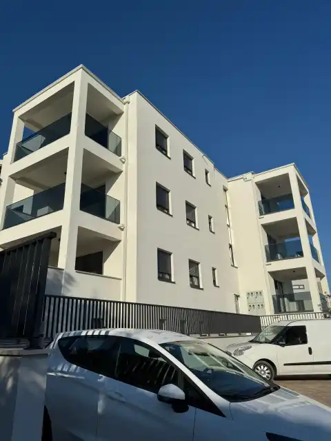 Rogoznica – Stanovanje v suterenu s teraso in pogledom na morje