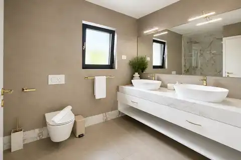 Vila 200 m², Pula — 3 spavaće sobe, grijani bazen, garaža, sauna