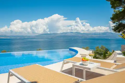 Brač - Moderna vila prvi red uz more