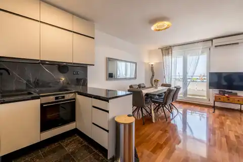 Spalato, Žnjan - Appartamento trilocale con loggia e vista mare