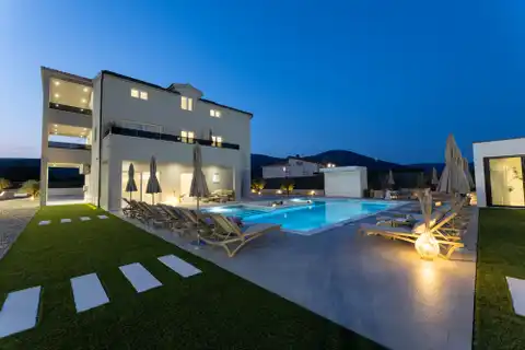 Trogir, Seget - Moderna vila s grijanim bazenom i pogledom na more