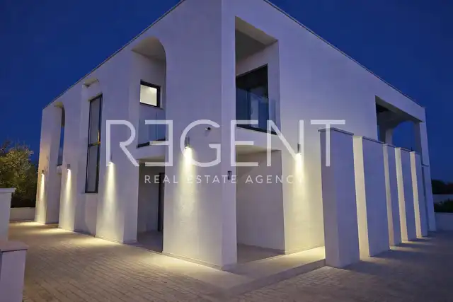 Vila 335 m², Umag — bazen 10×5, pogled more, namještena