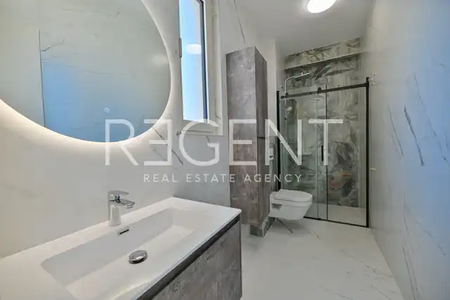 Seget Vranjica – sodobna duplex vila z dvema bazenoma in s pogledom na morje