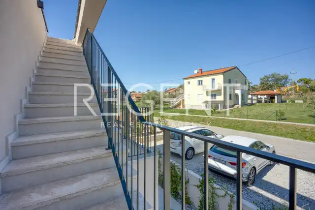 Kuća 230 m² — grijani bazen, krovna terasa, Poreč
