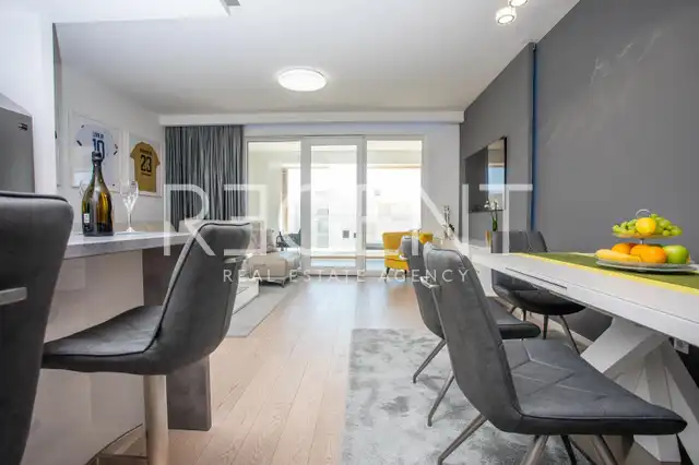 Split, Žnjan - Appartement de deux chambres avec loggia et vue sur la mer.