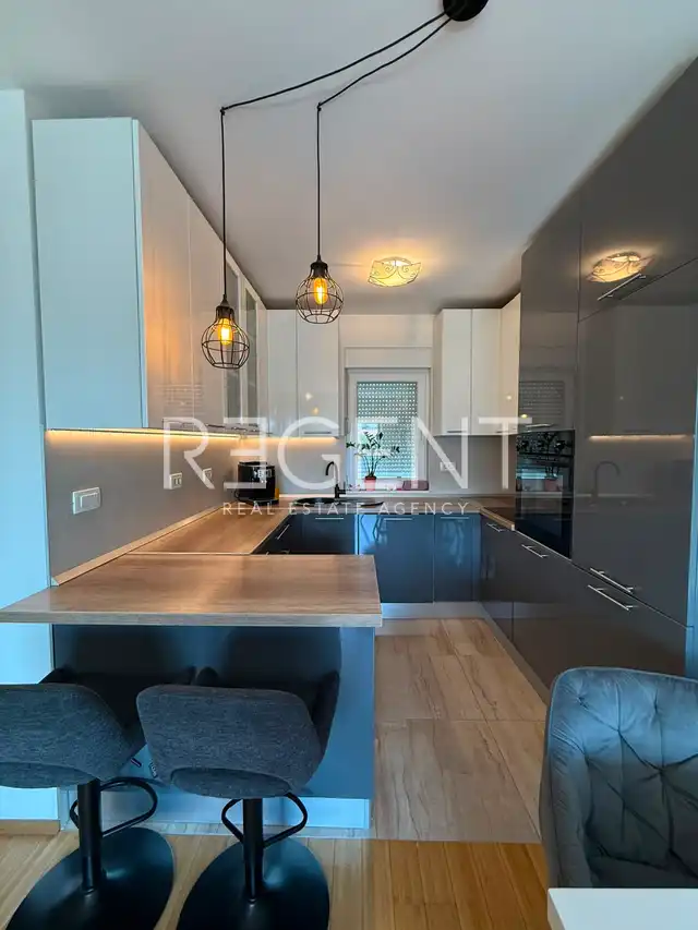 Split, Kila — Dvosobno stanovanje 66 m², balkon, garaža, novejša stavba