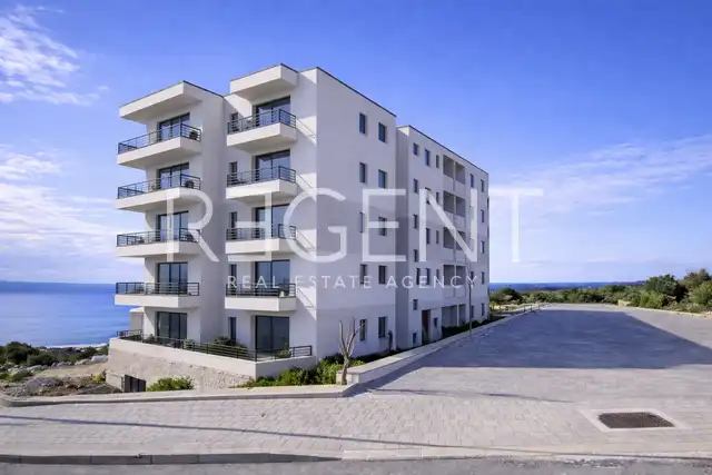 Makarska, Zelenka - appartement de deux pièces dans un immeuble neuf avec terrasse et jardin.