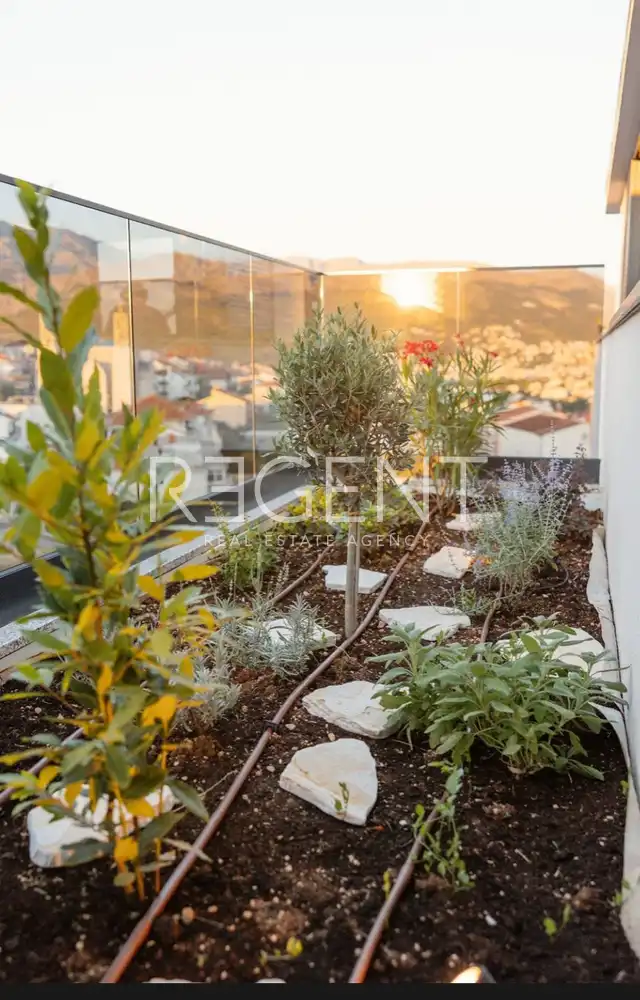 Split, Sirobuja - Trisobni penthouse z bazenom