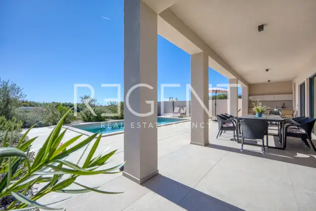 Kuća 230 m² — grijani bazen, krovna terasa, Poreč