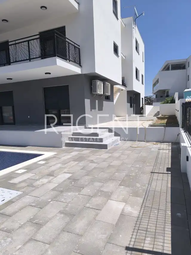 Trogir, Okrug Gornji - Appartamento con due camere da letto con piscina 56 m2, nuova costruzione