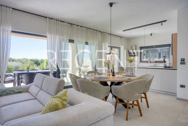 Kuća 230 m² — grijani bazen, krovna terasa, Poreč