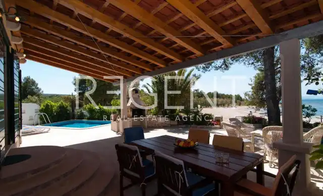 Brač, Mirca - Vila s bazénom pri mori 330m2