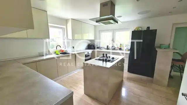Загреб, Ремете - Вилла с бассейном и двором