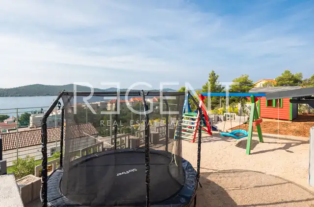 Šibenik, Žaborić - Moderna novoizgrađena vila s bazenom 380 m2