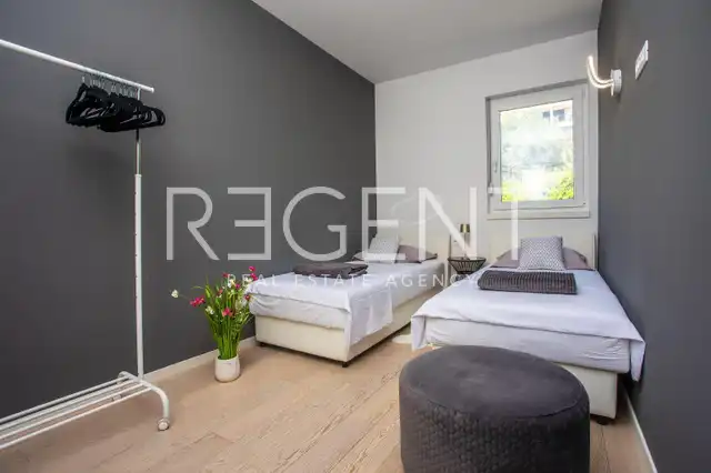 Split, Žnjan - Appartement de deux chambres avec loggia et vue sur la mer.