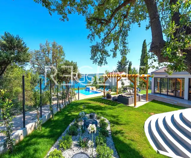 Zadar, Posedarje - Vila prvý rad pri mori 300 m2