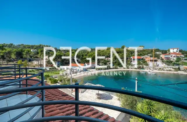 Šolta, Rogač - Stredomorská vila v prvom rade pri mori 264 m2 exkluzívny predaj