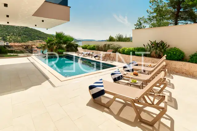 Trogir, Marina - Vila 400 m², 4 izby, bazén 30 m², 150 m od mora