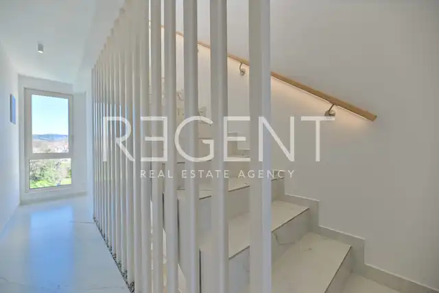 Seget Vranjica – sodobna duplex vila z dvema bazenoma in s pogledom na morje