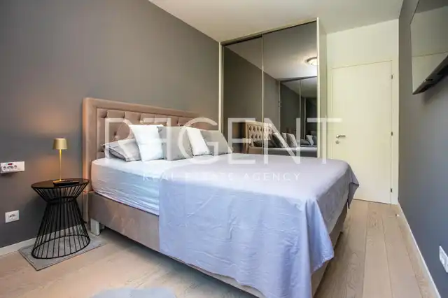 Split, Žnjan - Appartement de deux chambres avec loggia et vue sur la mer.